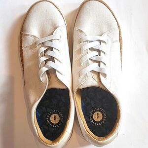 NEVER WORN Revitalign Orthotic Gore-Lace Slip-On Sneakers.  11 Wide.  Cream